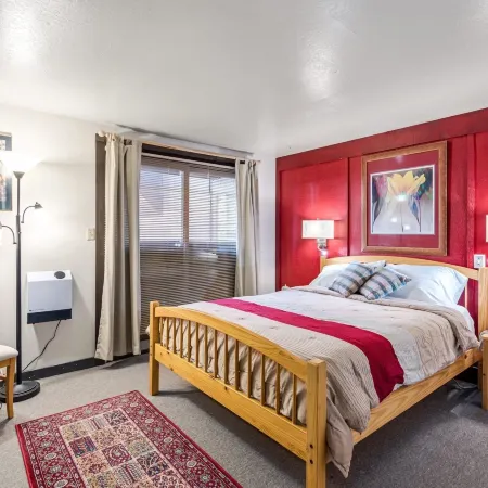 Sunny, Spacious & Pet Friendly - Creekside #39