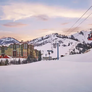 Grand Summit Hotel, a Ski in/Out by RedAwning