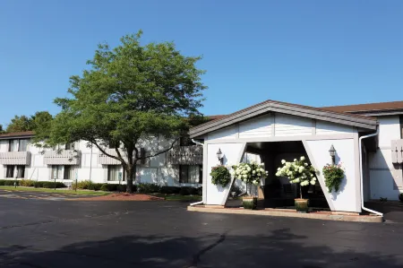Shawano Four Seasons Hotel Отели в г. Андерхилл