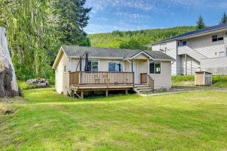 Walk to Beach: Creek-front Sekiu Home w/ Fire Pit! Отели в г. Секиу