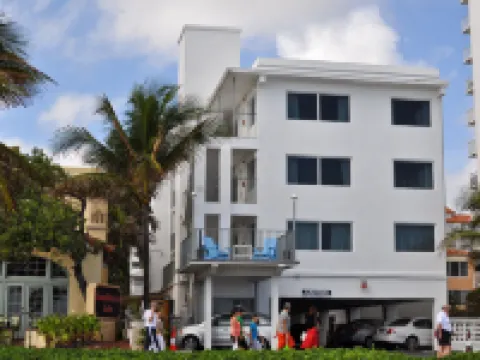 Snooze Hotels near E Las Olas Blvd