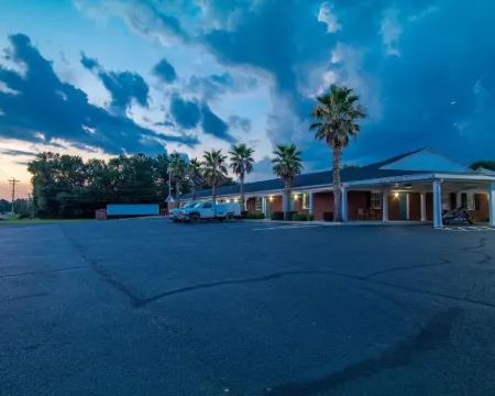 Winton Inn & Suites Hotels in Barnwell