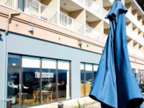 Beach Gardens Resort and Marina Hotels in qathet