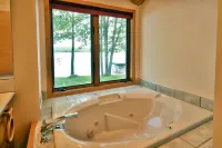 Cheif Lake Lodge 4 Bedroom Home by RedAwning - parking