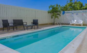 Pool Walk to Beach Sleeps Tons #C 2 Bedroom Condo by RedAwning