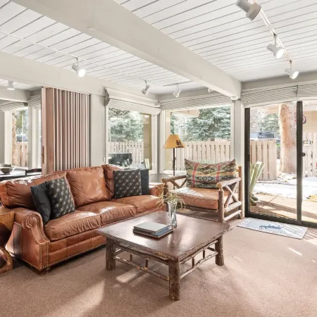 Comfortable & Modern 2 Bedroom Apartments - Right on the Slopes!