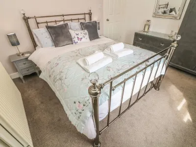 Bank End Cottage Hotels near White Scar Cave