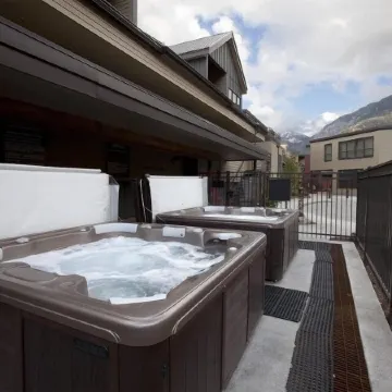 Ski in Out Lift 7! Deck, Hot Tub, Garage Parking Condo