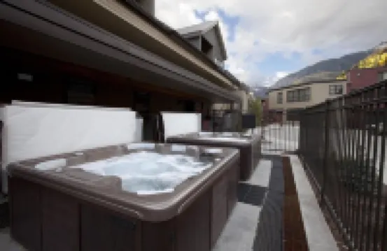 Ski in Out Lift 7! Deck, Hot Tub, Garage Parking Condo
