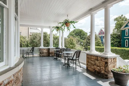 The Historic Berkeley Place Отели рядом с достопримечательностью «Публичная библиотека Стонтон»