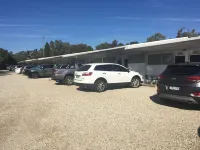 Byer Fountain Motor Inn - parking