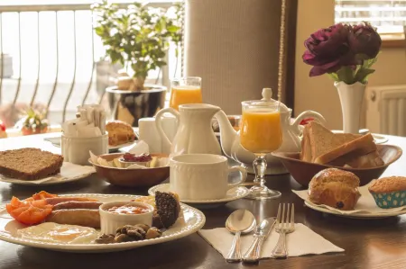 Bella Vista Hotel & Self Catering Suites Отели рядом с достопримечательностью «Cobh Cathedral»