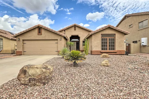 BBQ-Ready Oasis Near Golfing and Surprise Stadium! - parking