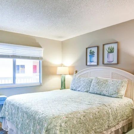 Steps to Beach, Pool Access Indian Shores Condo