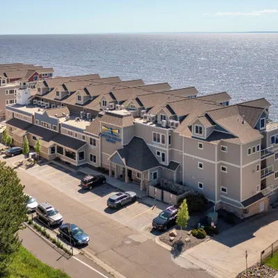 Beacon Pointe on Lake Superior Hotels near Hillside Sport Court Park