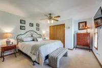 18 Mi to Table Rock Lake: Pet-Friendly Ozark Home! - parking