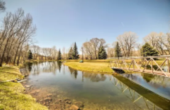 寬敞的曼科斯家住，帶傢俱甲板和院子！