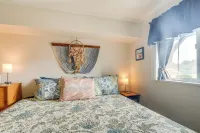 Ocean Shores Condo w/ Balcony < 1 Mi to Beach! - 3-Star