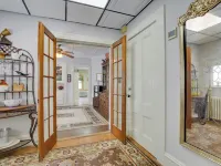 Quaint Beverly Townhome Walk to Beach and Downtown! Hotels in Beverly