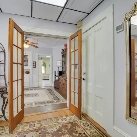 Quaint Beverly Townhome Walk to Beach and Downtown!