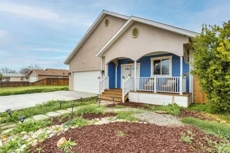 Stunning Clovis Home ~ 1 Mile to Old Town!