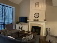 Sunrose Cottage - Fresh & Clean - King Suite + free Wifi - Pet Friendly Hotels in Cibolo