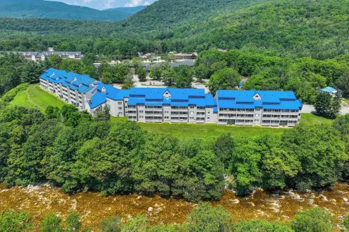 Lincoln Condo w/ Resort Amenities & Mountain Views - Parkplatz