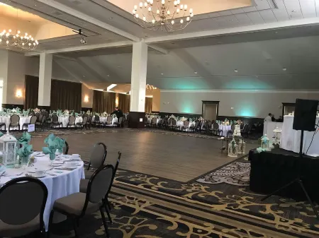 Hillsdale College Dow Hotel and Conference Center Отели рядом с достопримечательностью «Паблик Сервис Департмент»