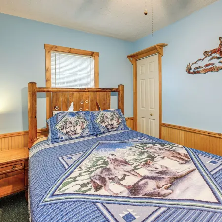 Peaceful Bryson City Cabin - Fire Pit and Hot Tub!