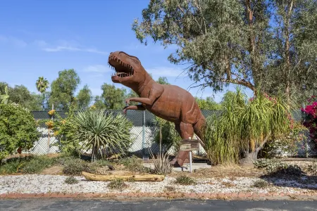 The New Star Motel - 1950s Extended-Stay Lodging and Retreat Center Отели рядом с достопримечательностью «WinCo Foods»