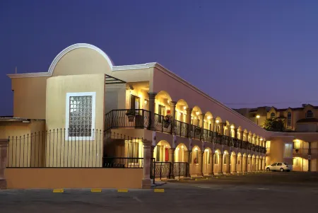 Los Cedros Hotel Inn Chihuahua Отели рядом с достопримечательностью «Vía Lombardía»