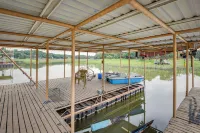 Lake Brownwood Home w/ Private Boat Dock! - parkir