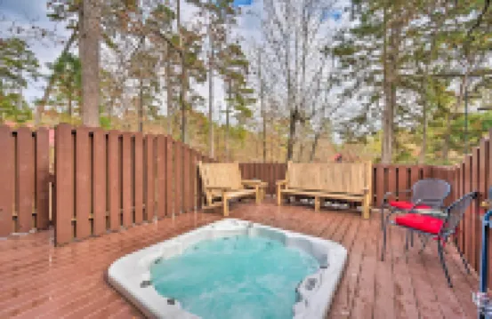 Hot Tub: 'Little Bear's Pond' Broken Bow Cabin