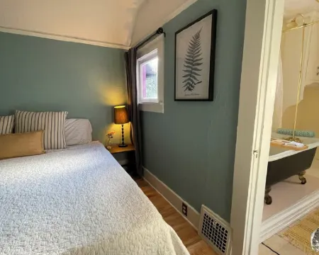 5-Min Walk to Downtown Olympia and Capital Lake, 4Br, Sleeps 13 Hotels in Olympia