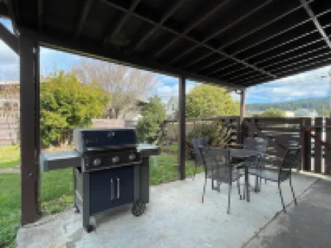 3-bedroom Craftsman home with hot tub/sauna in the Heart of Arcata Hoteles en Arcata