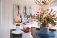 Hot tub/pool/firepit/ 3 bedroom Home center of town 2 Livingroom's sleeps 12