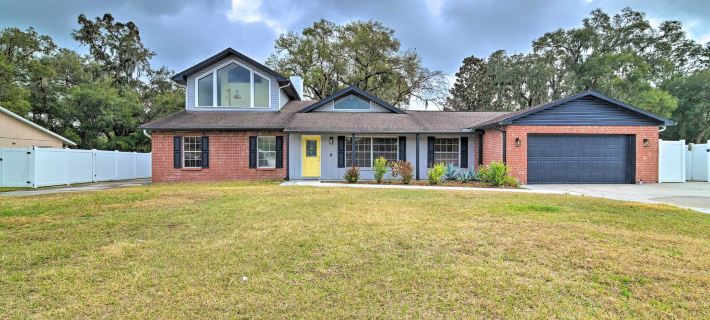 Grand Valrico Home w/ Deck, Fire Pit & Yard! Hotels in Brandon
