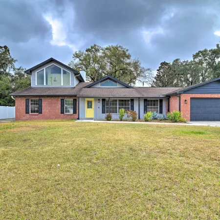 Grand Valrico Home w/ Deck, Fire Pit & Yard!