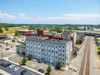 Charming Historical Oasis - Luxurious Comfort and Modern Amenities Hotels in Knox County