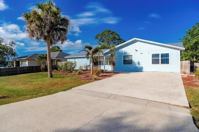 Relax and Unwind in 2 BR apt with Private Heated Pool IR3 주변 호텔