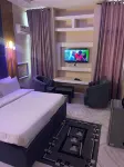 DE ROSS HOTEL & SUITES Hotels near The Apostolic Church