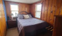 Charming 2-bedroom cottage with WiFi, AC on a peaceful Harsens Island canal.