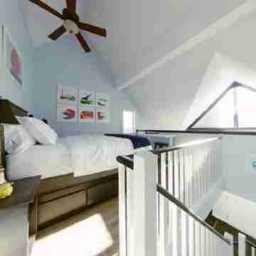 Artistic Hillside Loft Rooms
