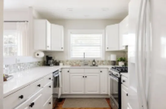 Nest out west in this professionally designed 2 BD/3 BA townhome. Sleeps 6.