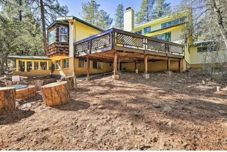 Fall Season at Our Cabin Home Backing Preserve with Deck, Grill and Gas Fire Pit Отели в г. Пайн