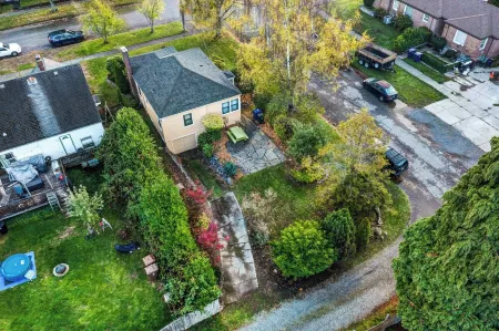 Charming Renovated Cottage - Walk to UPS & Proctor