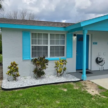 Peaceful accomodation. Walking distant to Port Richey waterfront restaurants.