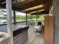 Private & Peaceful Lakehouse w/ Hot tub + King bed