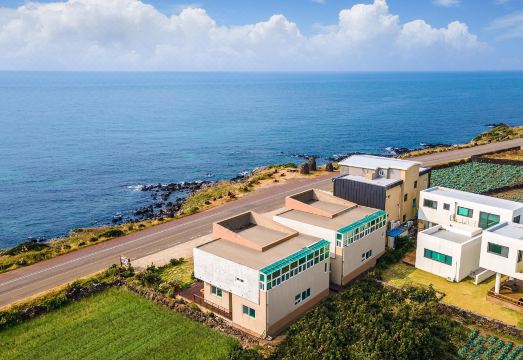 제주엔 깔끔한 침실