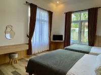 Dhanis's House 7 Bedroom by Kawa Hotels in Cigombong